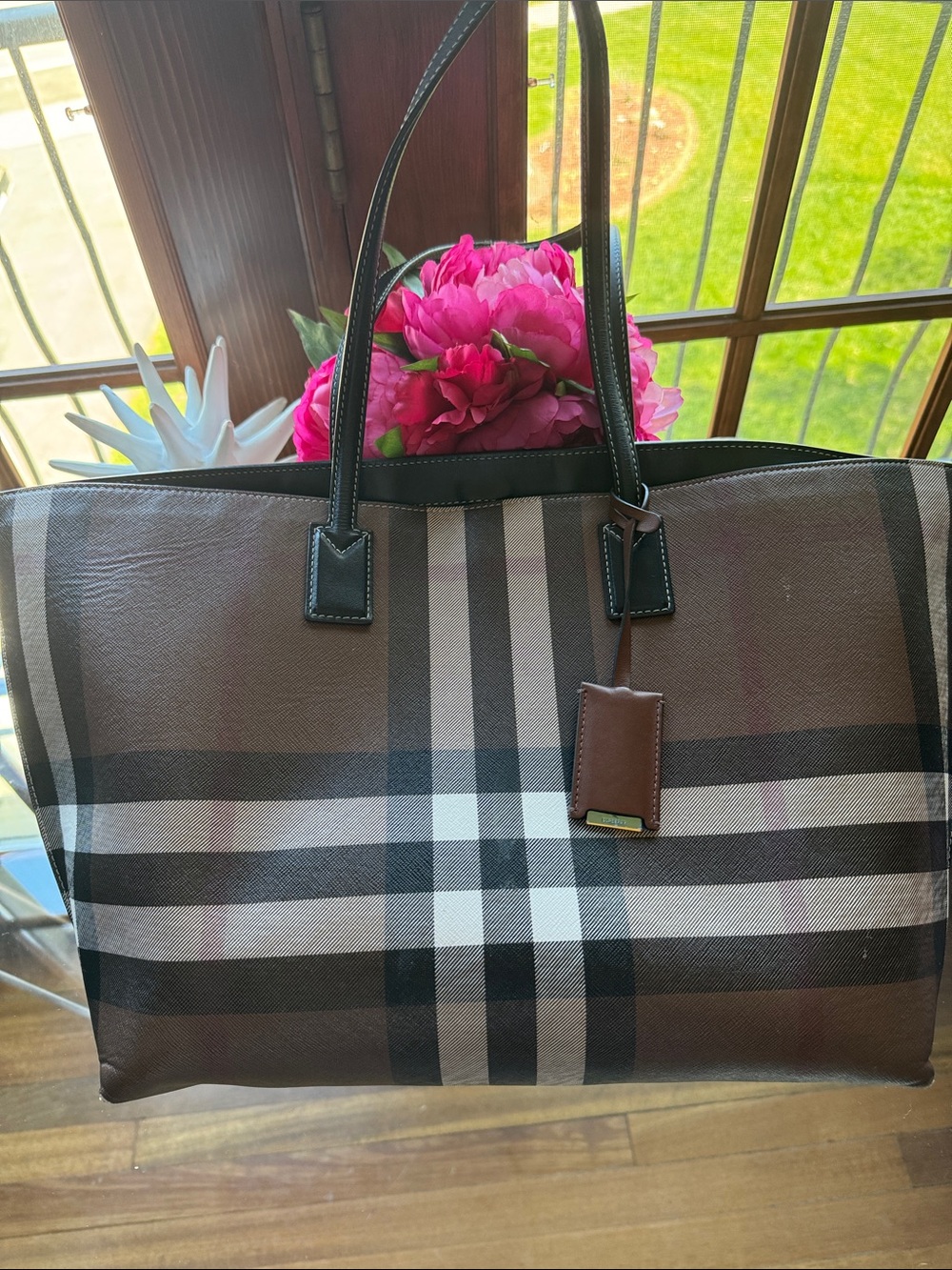 Burberry - Medium check tote (authentic)